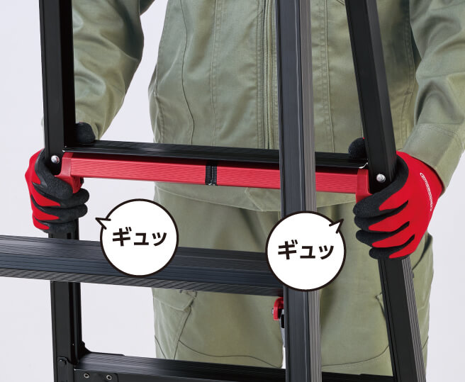 両手で支柱を握ってトリガーを引く動作(カチャ)